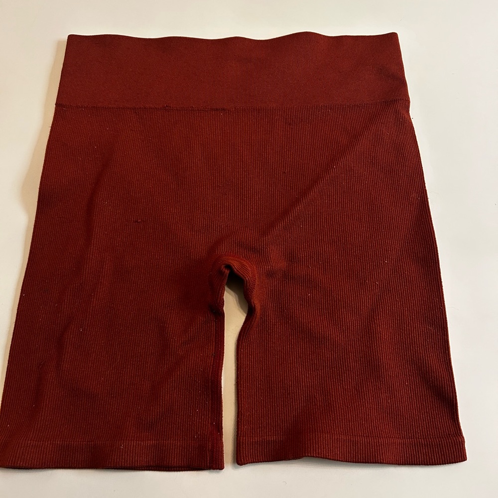 High-Waisted Ribbed Red Shorts - Picture 2 of 2